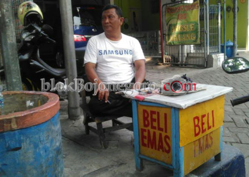 Menengok Suka-Duka Pembeli Emas di Trotoar